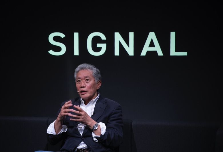 우치다 다쓰루가 2025년 5월28일 서울 강서구 엘지아트센터에서 강연하고 있다. 오랜 수련으로 단련된 강인해 보이는 손을 적극적으로 사용하면서 온몸으로 에너지를 전달했다. ⓒIVE Corp.