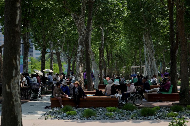 관람객들이 동행정원과 작가정원 사이 나무 그늘에서 쉬고 있다.