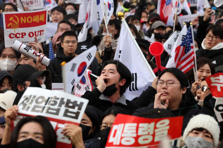 내란죄 피의자 윤석열의 구속영장실질심사가 열린 2025년 1월18일 서울 마포구 서울서부지법을 둘러싼 윤석열 지지자들이 구호를 외치고 있다. 한겨레 김영원 기자 forever@hani.co.kr