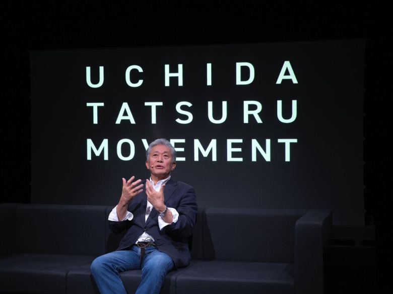 음악가 사카모토 류이치를 회상하며 우치다 다쓰루는“따뜻한 손을 가진 사람이었다. 인연을 이어가고 싶었지만 세상을 떠나고 말았다”며 아쉬워했다. ⓒIVE Corp.