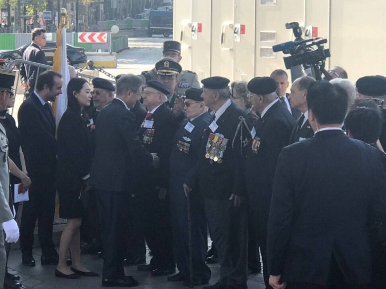 개선문에서 열린 프랑스 방문 공식 환영식. 문재인 대통령이 6·25 참전용사들과 인사하고 있다. 신동호 제공