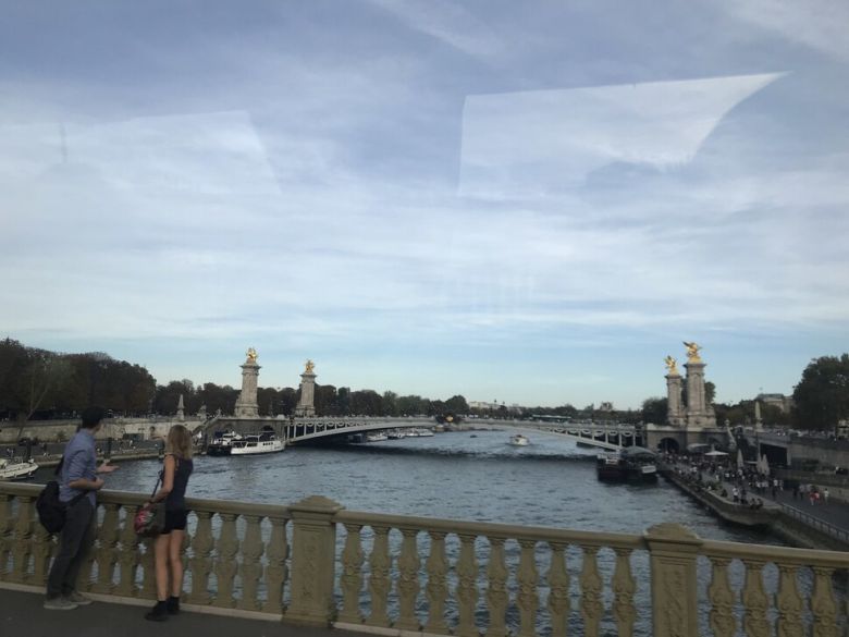 2018년 10월 문재인 전 대통령의 프랑스 파리 순방 중 버스에서 찍은 알렉상드르 3세 다리. 이 다리는 프랑스-러시아의 공조를 기념해 1896년 착공했다. 빅토르 위고의 ‘파리의 노트르담’은 1831년 발표됐기 때문에 이 작품에는 등장하지 않는다. 신동호 제공