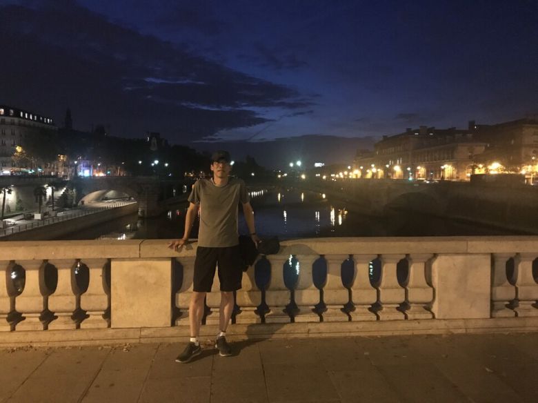 파리 센강 퐁토샹주에 섰다. 바로 뒤는 퐁노트르담 다리이고 왼쪽 시테섬 오텔디유 병원 뒤로 노트르담 성당 종탑이 보인다. 신동호 제공