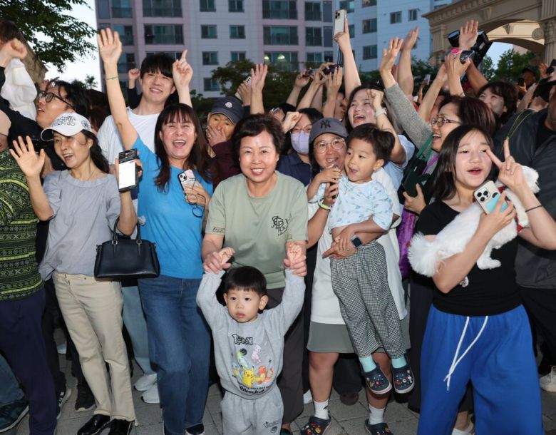 2025년 6월3일 저녁 제21대 대통령선거 방송 3사 공동 출구조사 결과가 발표되자 이재명 더불어민주당 대통령 후보 자택이 있는 인천 계양구 아파트 단지에서 주민들이 환호하고 있다. 한겨레 김태형 기자