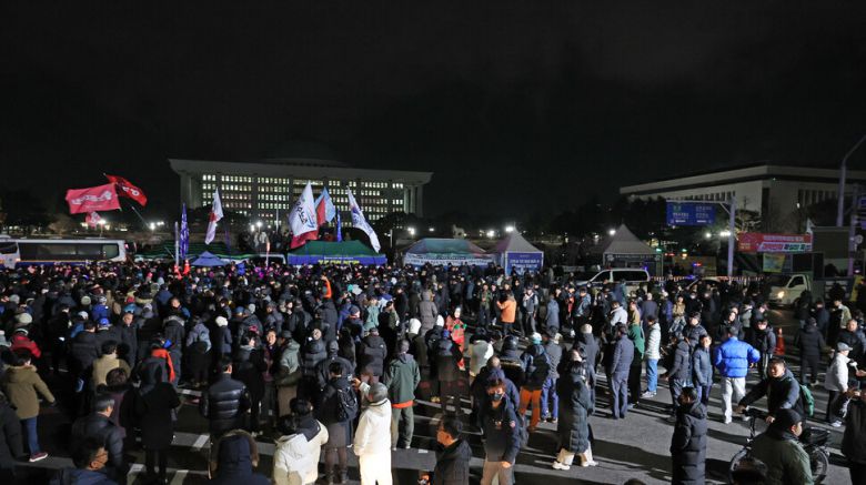 비상계엄이 선포된 다음 날인 2024년 12월4일 새벽 서울 여의도 국회 앞에서 시민들이 계엄해제 등을 외치고 있다. 이종근 선임기자