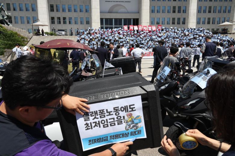 한국노총·민주노총 등 양대 노총과 모두를위한최저임금운동본부가 2024년 6월3일 국회 본청 앞 계단에서 제22대 국회 1호 노동법안으로 ‘최저임금 차별금지법’ 제정을 촉구하고 있다. 한겨레 강창광 선임기자