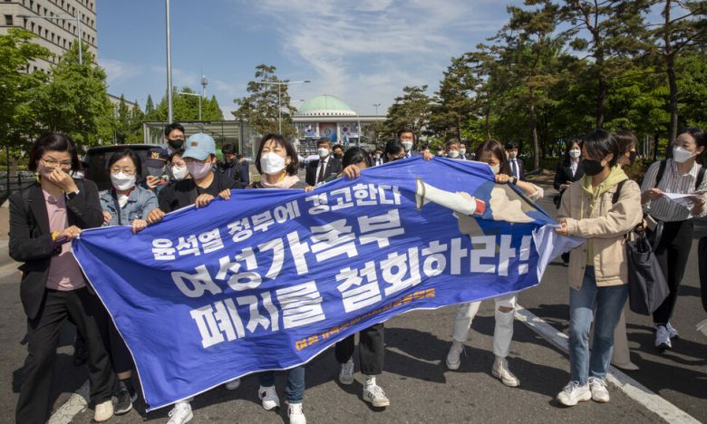 2022년 5월10일 국회 앞 제20대 대통령 취임식에서 거리 밖으로 밀려난 ‘여성가족부 폐지 저지 공동행동’ 회원들이 ‘여성가족부 폐지 철회’를 요구하는 펼침막을 들어 보이고 있다. 김진수 선임기자