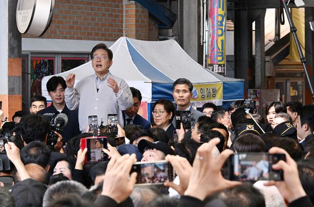 2025년 5월7일 당시 더불어민주당 이재명 대선 후보가 ‘골목골목 경청투어:국토종주편’에 나선 2025년 5월7일 전북 임실군 임실시장에서 연설하고 있다. 사진공동취재