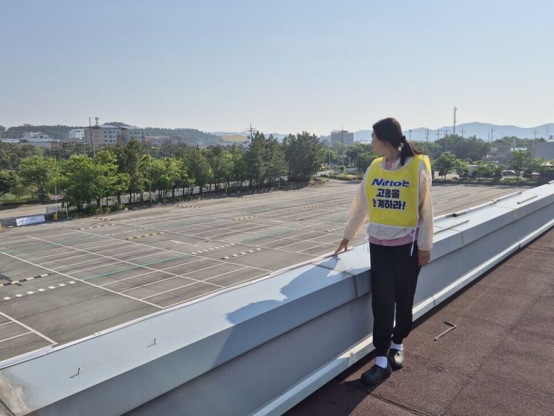 고공농성 500일을 열흘 앞둔 2025년 5월11일, 박정혜 금속노조 한국옵티칼하이테크지회 수석부지회장이 텅 빈 주차장을 내려다보고 있다. 신다은 기자