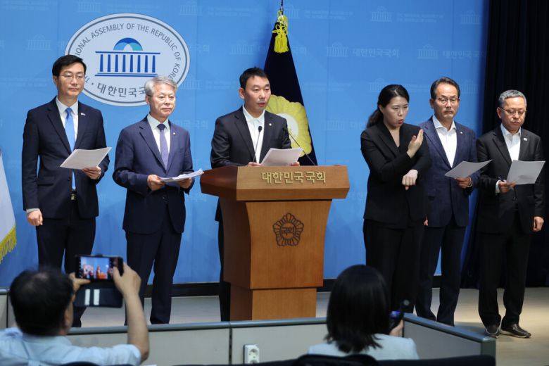 2025년 6월11일 더불어민주당 의원들이 서울 영등포구 여의도 국회 소통관에서 검찰청법 폐지, 공소청 신설 등 검찰 개혁을 위해 발의한 법안들에 대해 설명하고 있다. 왼쪽부터 장경태, 민형배, 김용민, 강준현, 김문수 의원. 연합뉴스