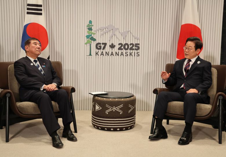 이재명 대통령이 2025년 6월17일(현지시각) 캐나다 앨버타주 캐내내스키스 주요 7개국(G7) 정상회의장에서 이시바 시게루 일본 총리와 한-일 정상회담을 하고 있다. 연합뉴스