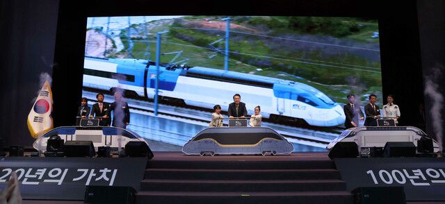 윤석열 대통령이 2024년 4월1일 대전 동구 한국철도공사 본사에서 열린 KTX 개통 20주년 기념식에서 참석자들과 함께 축하 의식을 하고 있다. 대통령실사진기자단