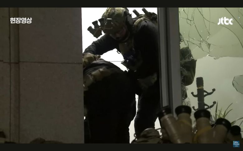 2024년 12월4일 새벽 계엄군이 국회 유리창을 깨고 내부로 진입하고 있다. 제이티비씨 갈무리