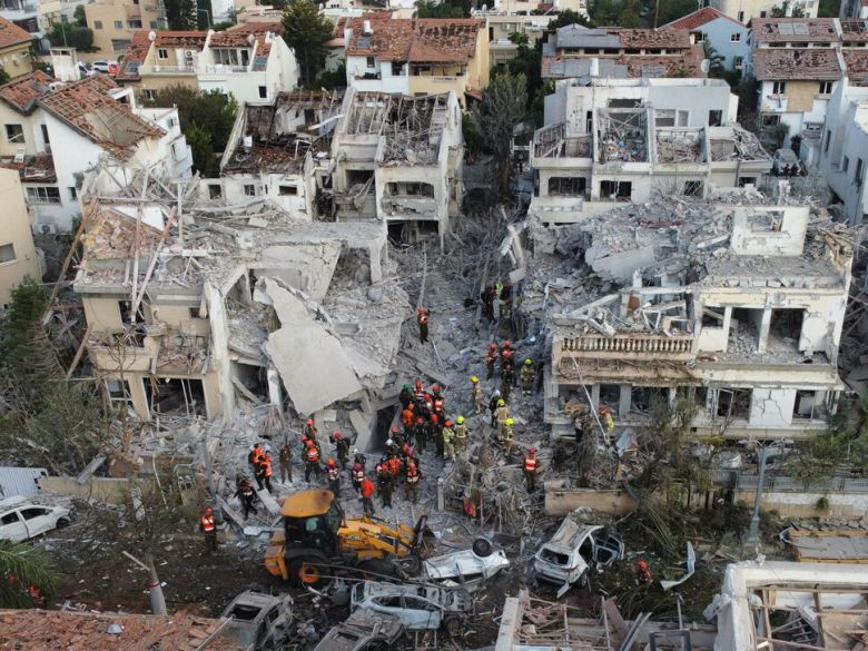 2025년 6월14일 이란이 발사한 탄도미사일로 파괴된 이스라엘 텔아비브 인근 주택가에서 구조요원들이 구조 작업을 하고 있다. EPA 연합뉴스