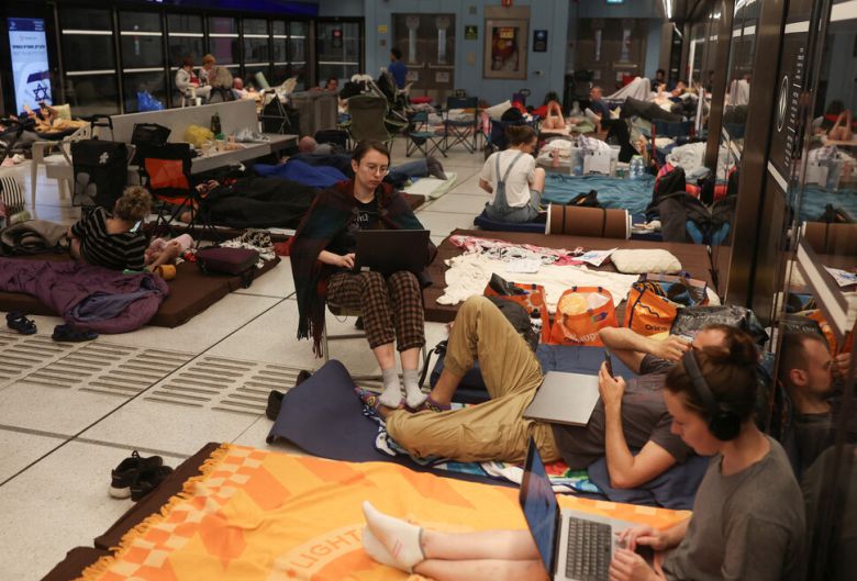 2025년 6월17일 이스라엘 텔아비브 외곽 도시 라마트간의 지하철역에서 이란의 미사일 공격에 대비해 주민들이 피신해 있다. REUTERS 연합뉴스