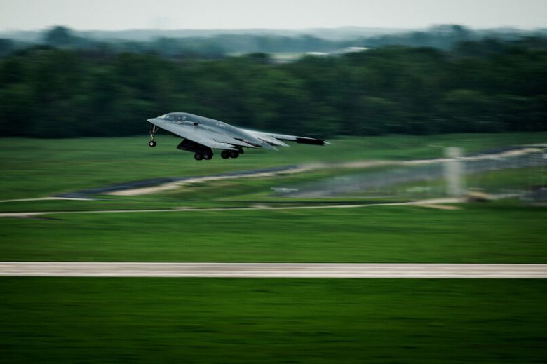 B-2 스피릿 스텔스 폭격기가 지난 4월 30일 미주리주 와이트먼 공군기지에서 이륙하고 있다. 노블노스/로이터 연합뉴스
