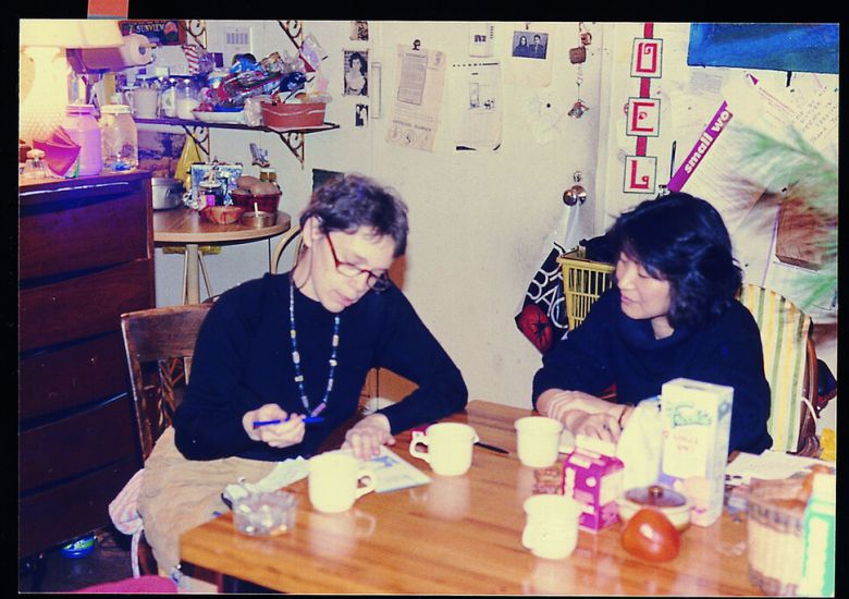 페미니스트 혁명을 주장하는 ‘레드스타킹 선언’을 발표한 1960~1970년대 래디컬(급진적) 여성운동의 전위그룹 ‘레드스타킹’의 캐시 새러차일드와 유숙열. 유숙열 제공