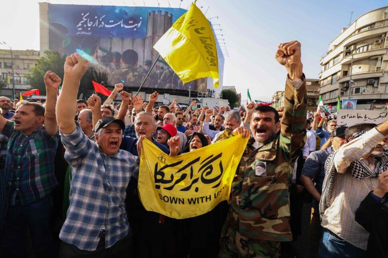 2025년 6월22일 이란 시민들이 수도 테헤란의 엥겔라브 광장에서 미국의 핵시설 폭격에 항의하는 집회를 하고 있다. AFP 연합