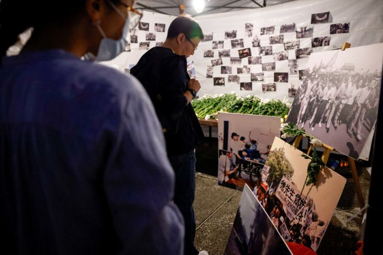 2025년 6월4일 대만 시민들이 천안문 사태 36주기를 맞아 타이베이 민주광장에 설치된 희생자 추모 분향소에서 1989년 당시 시위 사진을 보고 있다. REUTERS