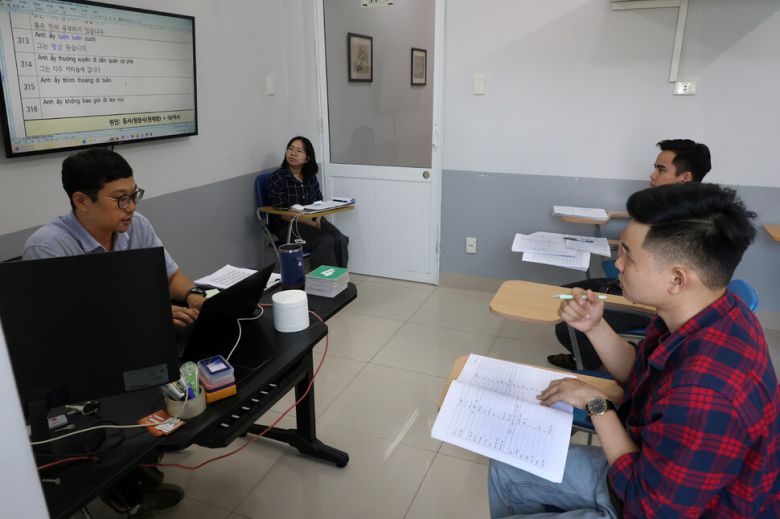 최원준 원장(맨 왼쪽)이 4월29일 다낭 시내 학원에서 통(24·붉은 옷)과 녓(26·오른쪽 위)에게 한국어를 가르치고 있다. 통은 한국에 취업할 준비를 하고 있고, 녓은 그랩(차량공유 플랫폼) 기사로 한국 손님을 맞고 있다.