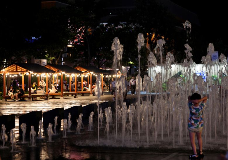 7월4일 저녁 기온이 27.4도(체감온도 29.3도) 보인 가운데 서울 종로구 세종로 광화문광장에 ‘광화문광장 여름 상상놀이터’가 문을 열었다.