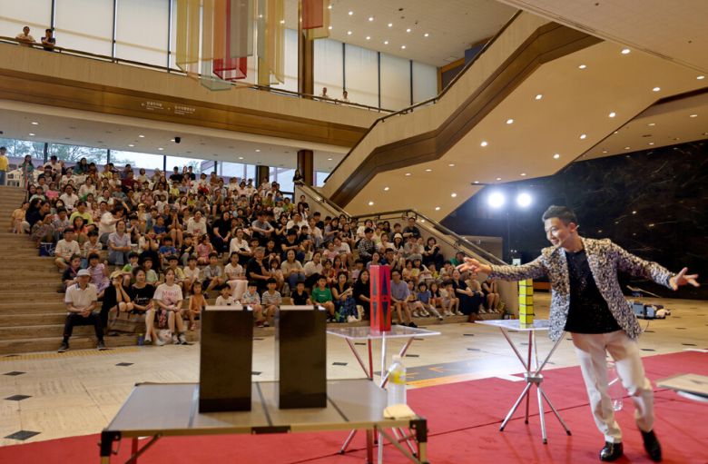 7월4일 저녁 서울 종로구 서울역사박물관에서 열린 ‘일루션 매직쇼’에서 문준호 마술사가 마술쇼를 선 보이고 있다.