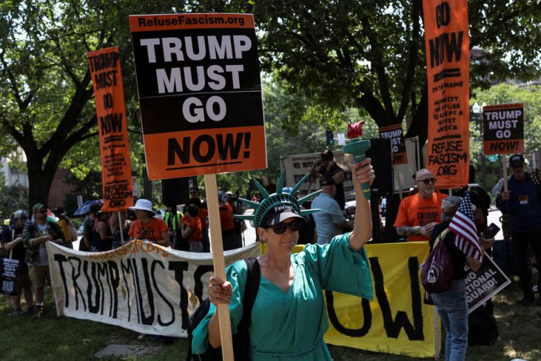 미국 독립기념일 249주년을 맞은 2025년 7월4일 반트럼프 집회에 나선 시민들과 활동가들이 백악관 쪽으로 행진하고 있다. REUTERS 연합뉴스