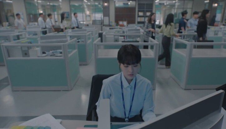 드라마 ‘미지의 서울’ 속 유미래(배우 박보영)는 회사에서 왕따와 성추행 등 괴롭힘을 당한다. 사진은 점심시간에 직원들이 유미래만 제외하고 식사하러 나가는 장면. 공식영상 갈무리