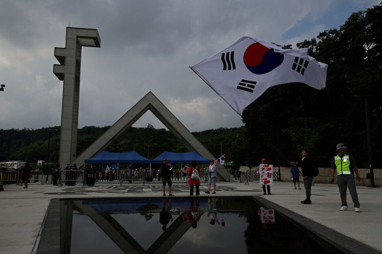 모스 탄 방한 환영 집회에 모인 윤석열 전 대통령 지지 단체 회원들이 ‘차이나 아웃’ 등이 적힌 손팻말과 태극기, 성조기를 든 채 서울대 교내에 들어와 있다.