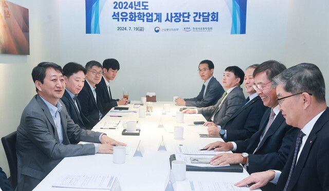 안덕근 산업통상자원부 장관이 2024년 7월19일 서울 중구 컨퍼런스하우스달개비에서 석유화학기업 대표들과 ‘석유화학업계 사장단 간담회’를 진행하고 있다. 산업통상자원부 제공