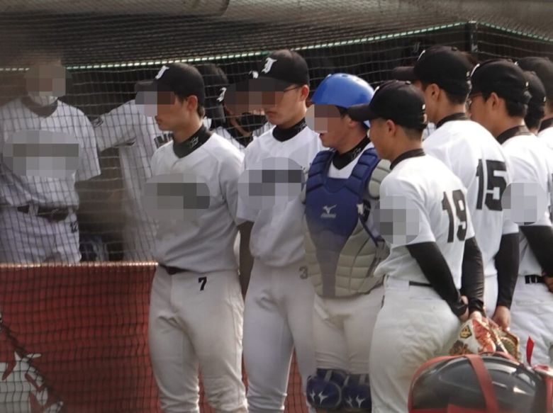 2021년 6월 한 중학교 야구부 학생들이 열중쉬어를 한 채 모여 있다. 김현수 제공