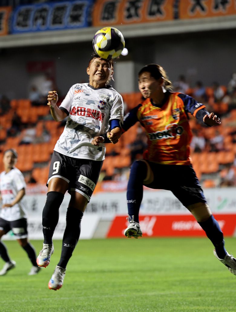 2025년 8월9일 일본 나가노현 나가노시 시노노이 도후쿠지 나가노 U 스타디움에서 알비렉스 니가타 레이디스의 9번 카와스미 나오미 선수가 머리로 공을 경합하고 있다. 나가노(일본)=이종근 선임기자