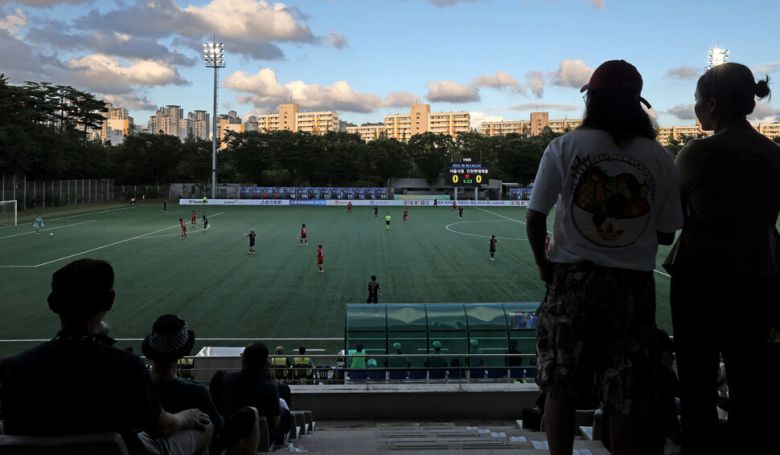 2025년 7월21일 저녁 서울 마포구 상암동 서울월드컵경기장 보조경기장에서 WK리그 서울시청(검은색 유니폼)과 인천 현대제철의 경기가 열리고 있다. 이종근 선임기자 root2@hani.co.kr