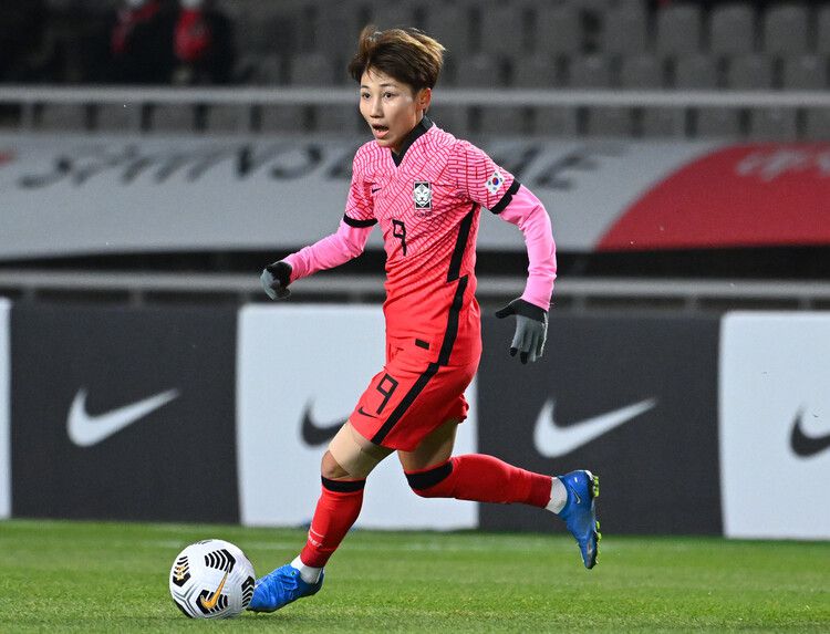 2021년 11월30일 경기도 고양종합운동장에서 열린 한국-뉴질랜드 여자축구 친선경기 2차전에서 여민지 선수가 드리블하고 있다. 연합뉴스