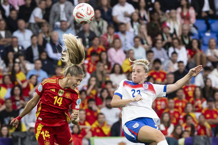 2025년 7월 27일(현지시간) 스위스 바젤에서 열린 UEFA 여자 유로 2025 결승전에서 잉글랜드의 알레시아 루소(오른쪽)가 스페인의 라이아 알레이샨드리 옆에서 1-1 동점골을 넣고 있다. EPA 연합뉴스