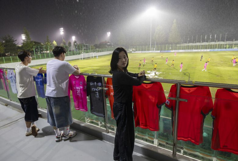 2025년 8월2일 저녁 7시 경남 창녕스포츠파크 4구장에서 열린 제24회 전국여자축구선수권대회 화천KSPO와 문경상무의 예선 2차전에서 김나은씨가 경기를 관람하고 있다. 창녕(경남)=김진수 선임기자 jsk@hani.co.kr