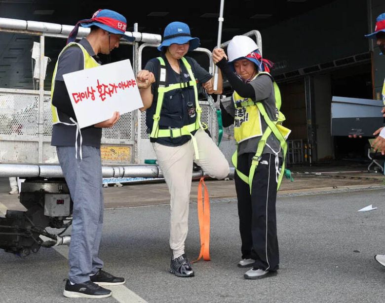 고용승계를 요구하며 600일 동안 고공농성을 이어갔던 박정혜 한국옵티칼하이테크 수석부지회장이 2025년 8월29일 경북 구미시 한국옵티컬하이테크 공장 옥상에서 농성을 마치고 땅으로 내려오고 있다. 한겨레 김태형 기자 xogud555@hani.co.kr