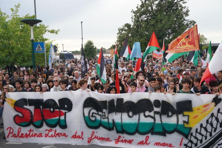 2025년 8월30일(현지 시각) 이탈리아 베니스에서 열린 제82회 베니스 영화제를 계기로 팔레스타인 지지 시위에 참가한 사람들의 모습. EPA 연합뉴스