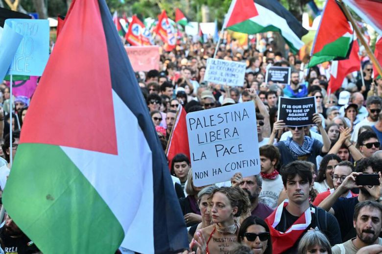 2025년 8월30일(현지 시각) 제82회 베니스 국제 영화제 기간 중 베니스 리도 섬에서 가자와 팔레스타인 국민을 지지하는 시위의 일환으로 팔레스타인 국기와 “자유 팔레스타인 - 평화에는 국경이 없다”는 문구가 적힌 플래카드를 든 사람들. AFP 연합뉴스