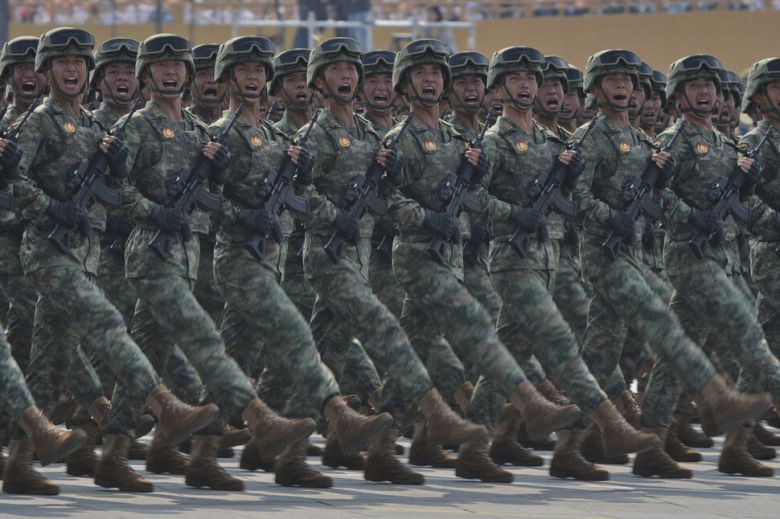 2025년 9월3일 중국 베이징 천안문 광장에서 전승절 80돌 기념 열병식에 참가한 인민해방군 장병들이 줄 맞춰 행진하고 있다. AP 연합뉴스