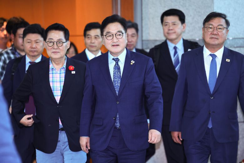 중국 베이징에서 열리는 ‘항일전쟁 및 세계 반파시스트 전쟁 승전(전승절) 80주년 열병식'에 참석하는 우원식 국회의장(가운데)과 더불어민주당 박지원 의원(앞줄 왼쪽)의 모습. 연합뉴스
