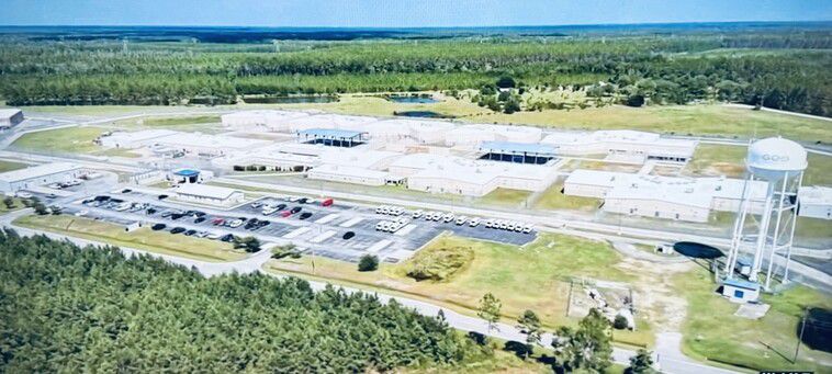 하늘에서 바라본 미국 조지아주 포크스턴 외곽에 있는 ‘디레이 제임스 교정시설’. 미국 플로리다주 잭슨빌의 지역 방송사 WJXT(News 4 Jax) 방송 화면 촬영