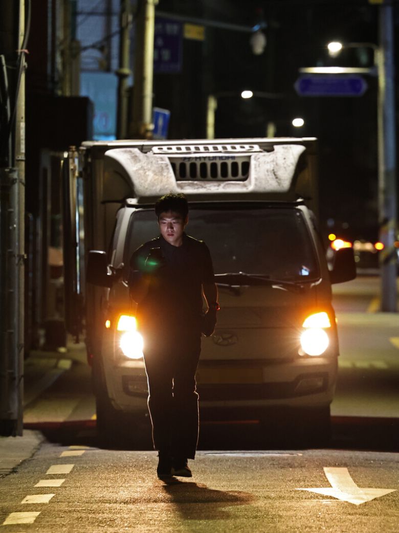 2025년 11월13일 서울 송파구에서 심야배송을 하는 한겨레21 류석우 기자가 휴대전화로 배송지와 물품 등을 확인하며 뛰어가고 있다. 이종근 선임기자 root2@hani.co.kr