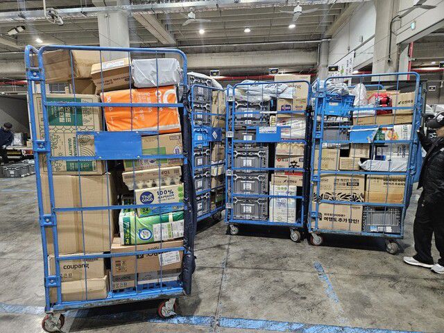 롤테이너(대형 끌개)에 가득 담긴 배송 예정 물품들. 같은 라우트(배송 지역)를 담당하는 택배기사들이 다시 이 물품을 분류해 각자의 트럭에 적재한다. 류석우 기자