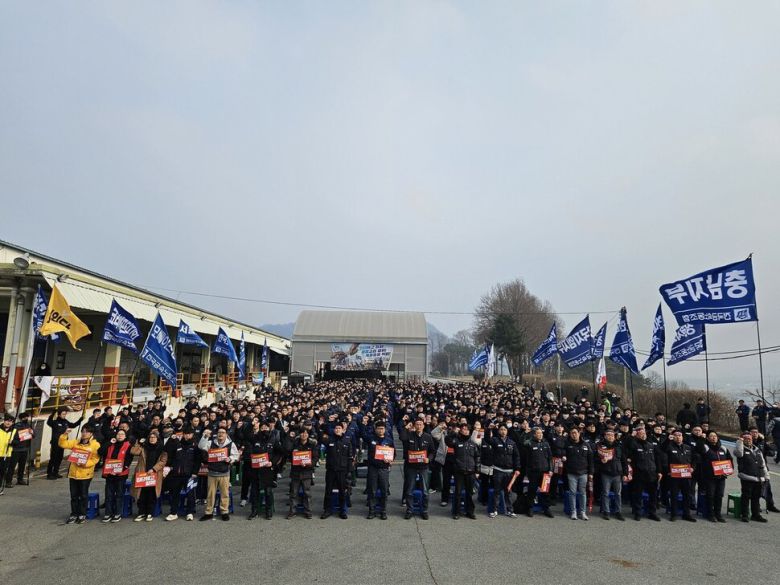 2026년 1월15일 충남 세종 한국GM세종물류센터 수출 출하장에서 해고당한 지엠부품물류지회 조합원들과 금속노조 조합원들이 ‘원청 교섭권 쟁취’를 외치며 결의대회를 하고 있다. 지엠부품물류지회 제공