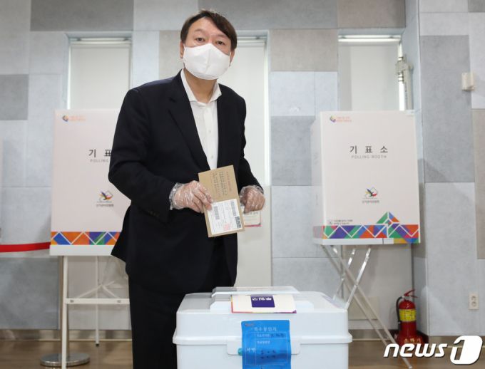 윤석열 전 검찰총장이 지난달 2일 오전 서울 서대문구 남가좌1동주민센터에 마련된 사전투표소에서 투표를 하고 있다. /사진=뉴스1