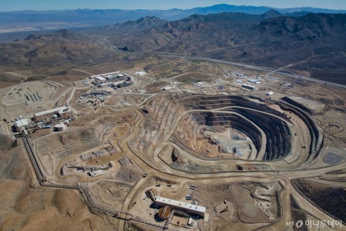 [AP/뉴시스]미 캘리포니아주 모하비 사막에 있는 마운틴 패스 광산의 희토류 광산의 2024년 항공사진 모습. 도널드 트럼프 미 대통령의 높은 관세 부과에 맞서 중국이 희토류 광물 수출 제한 조치를 취하자 미국에서 새로운 희토류 채굴 광산을 늘리려는 움직임이 부산해지고 있다. 2025.04.18. /사진=유세진