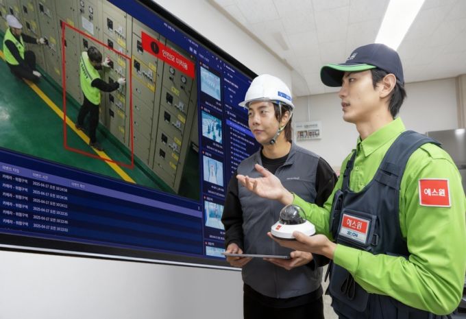 에스원 직원이 고객에게 SVMS 안전모니터링을 설명하고 있다./사진=에스원