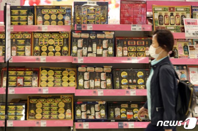 (서울=뉴스1) 황기선 기자 = 추석을 20여일 앞둔 7일 서울 시내 한 마트에 추석선물세트가 진열돼있다. 2020.9.7/뉴스1