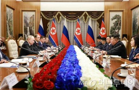 (평양 노동신문=뉴스1) = (평양 노동신문=뉴스1) = 북한 노동당 기관지 노동신문은 20일 "김정은 동지께서 6월 19일 러시아연방 대통령 블라디미르 푸틴 동지와 회담을 진행했다"라고 보도했다. 양국은 회담에서 '포괄적 전략 동반자 관계에 관한 조약'을 체결했다. [국내에서만 사용가능. 재배포 금지. DB 금지. For Use Only in the Republic of Korea. Redistribution Prohibited] rodongphoto@news1.kr  Copyright (C) 뉴스1. All rights r /사진=(평양 노동신문=뉴스1)